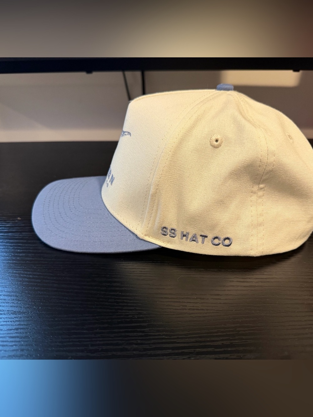 Men’s Two-Tone hat in Cream and Light Blue